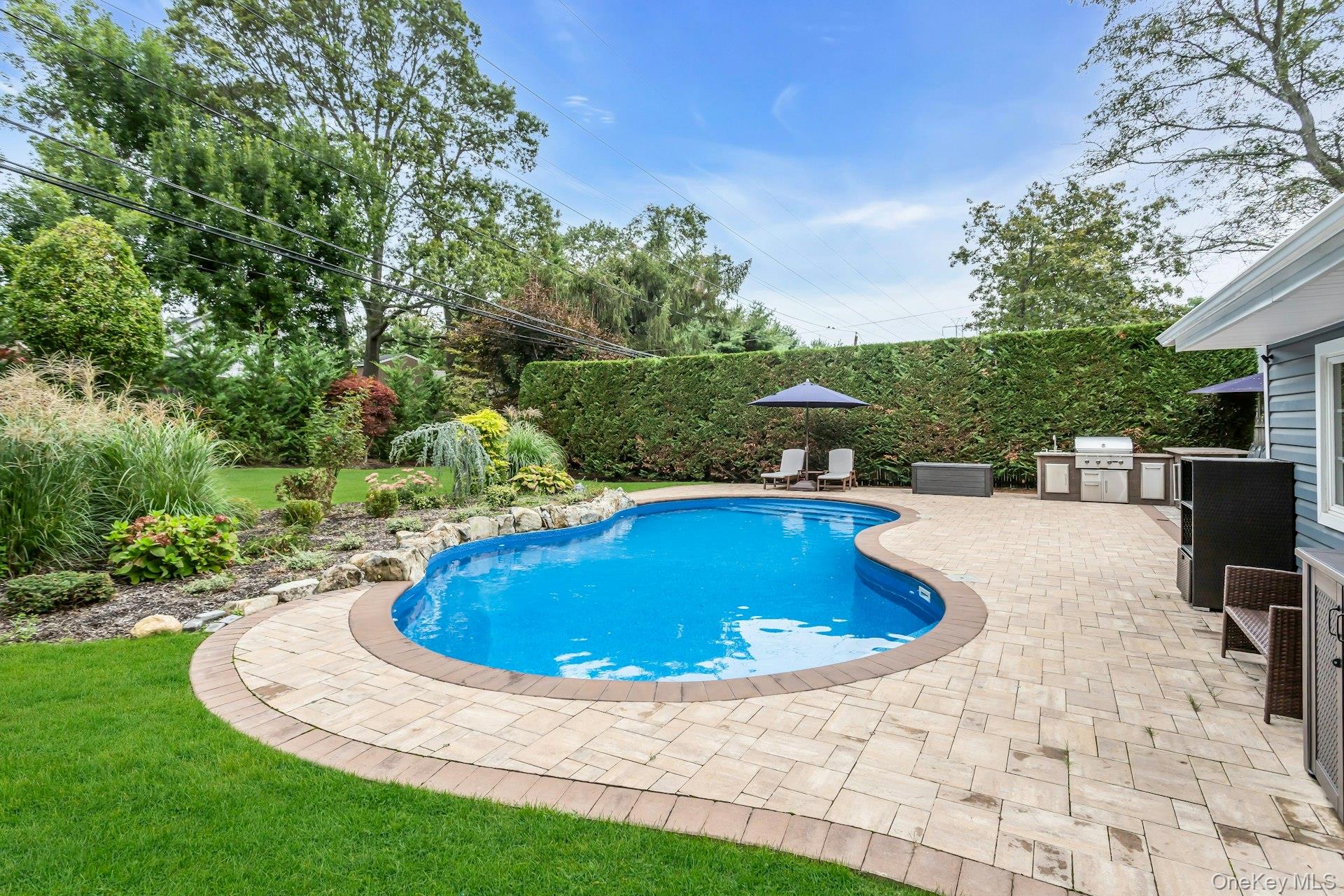 8 Lois Lane, Old Bethpage, NY 11804