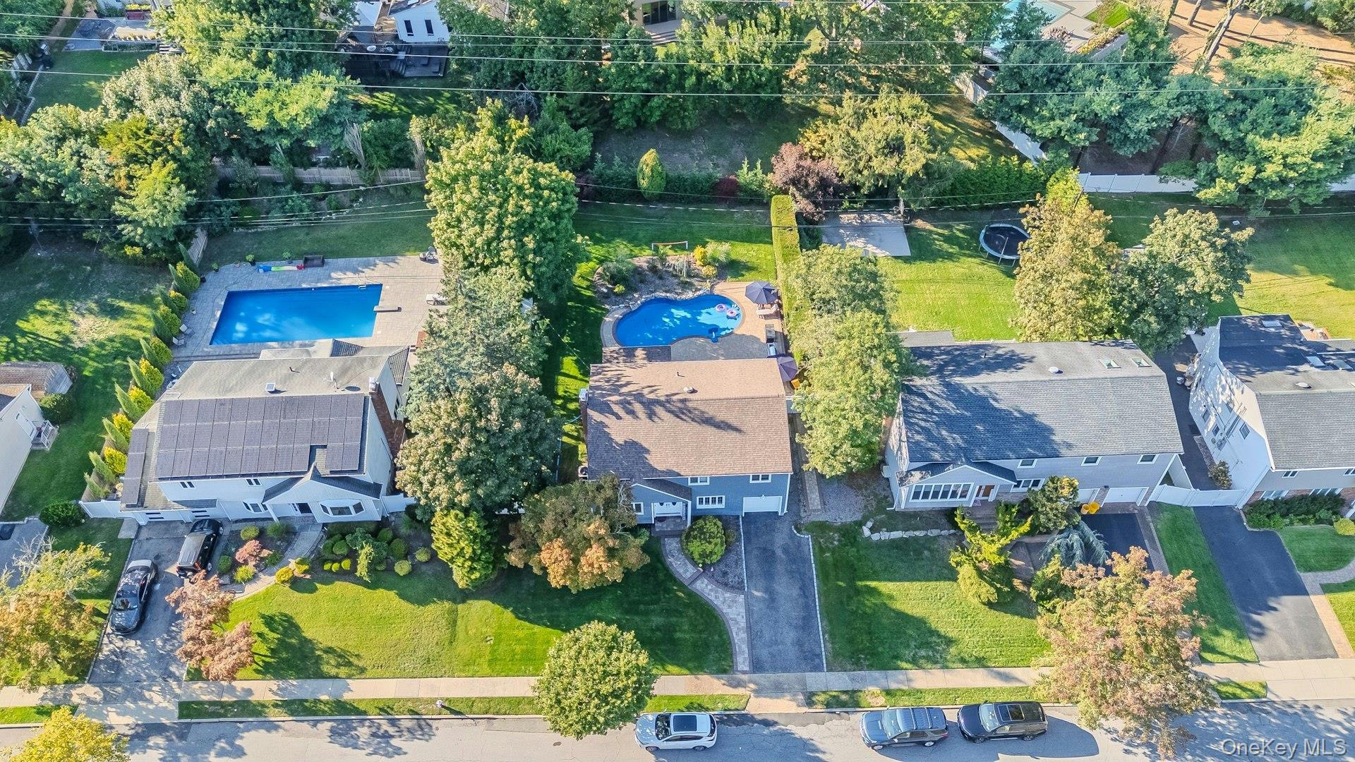 8 Lois Lane, Old Bethpage, NY 11804