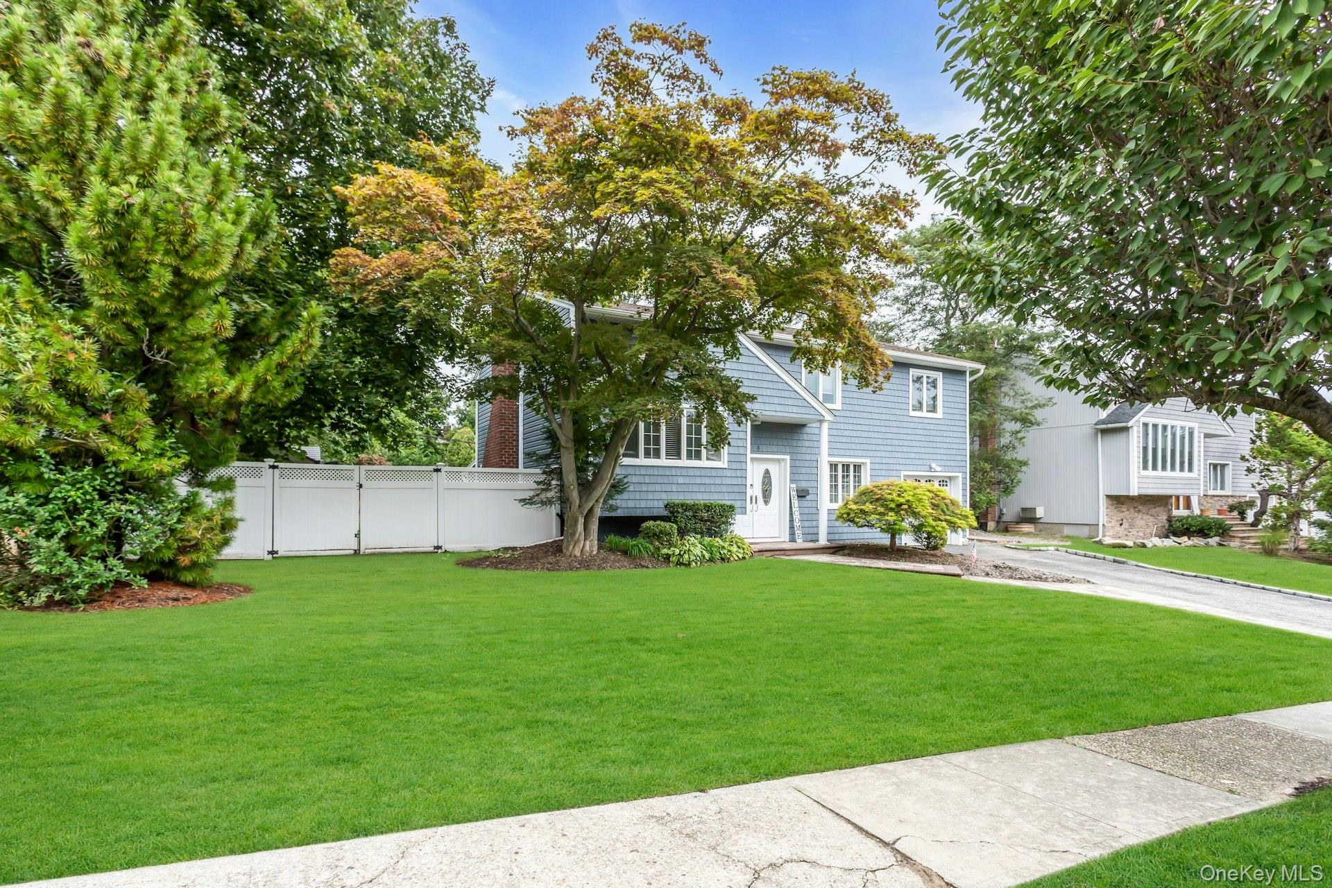 8 Lois Lane, Old Bethpage, NY 11804