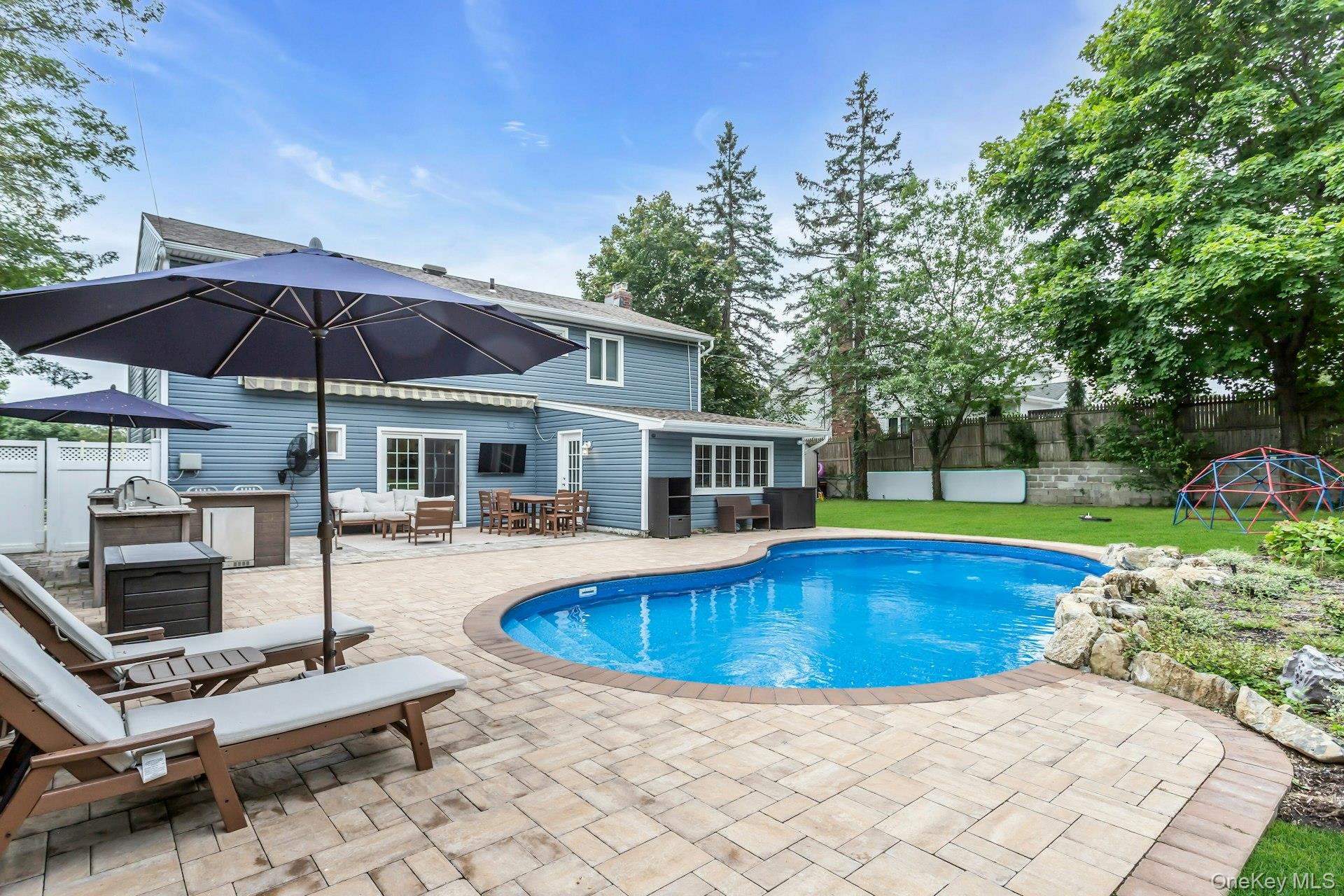 8 Lois Lane, Old Bethpage, NY 11804