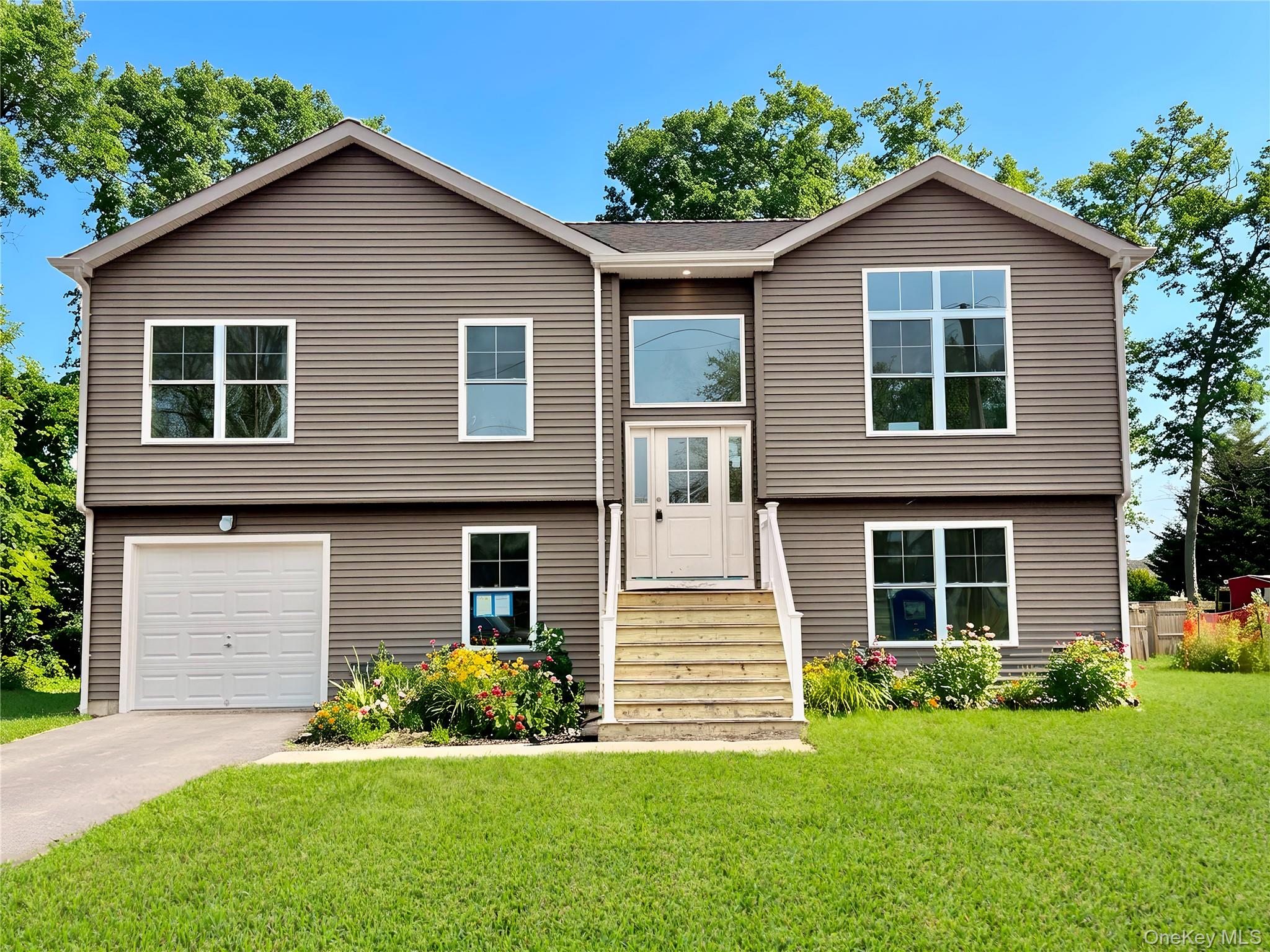 40 St George Drive, Shirley, NY 11967