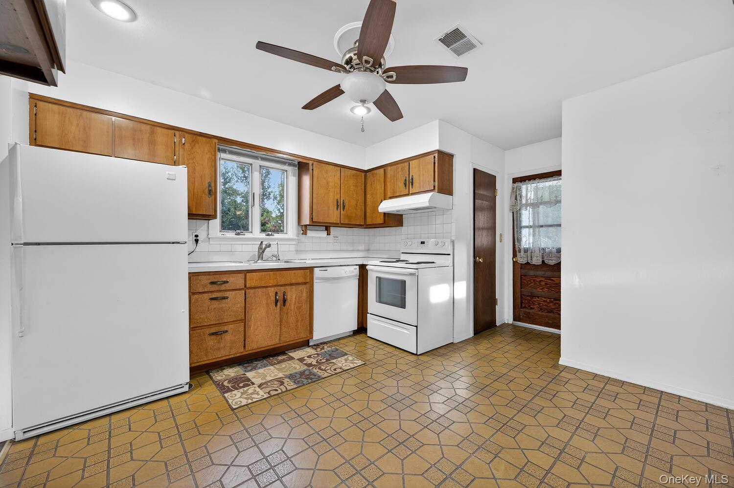 16 Wagon Lane, Glen Head, NY 11545