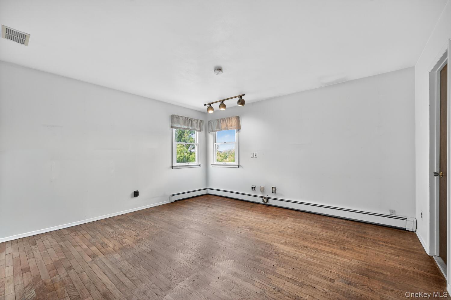 16 Wagon Lane, Glen Head, NY 11545