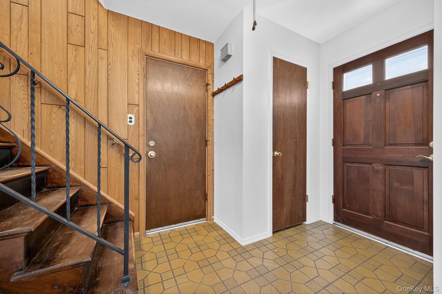 16 Wagon Lane, Glen Head, NY 11545