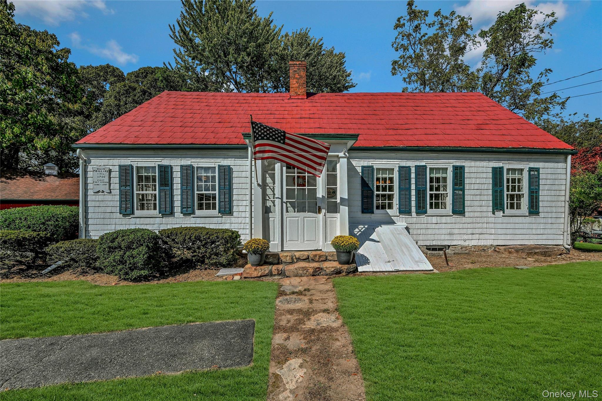 147 N Country Road, Mount Sinai, NY 11766