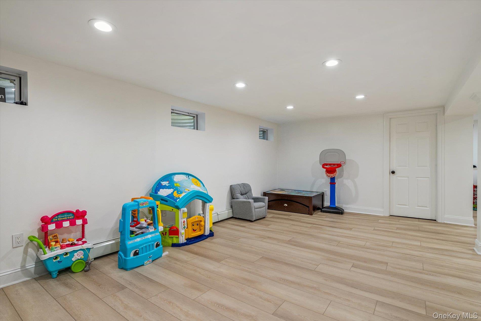 16 Tuxedo Drive, Melville, NY 11747