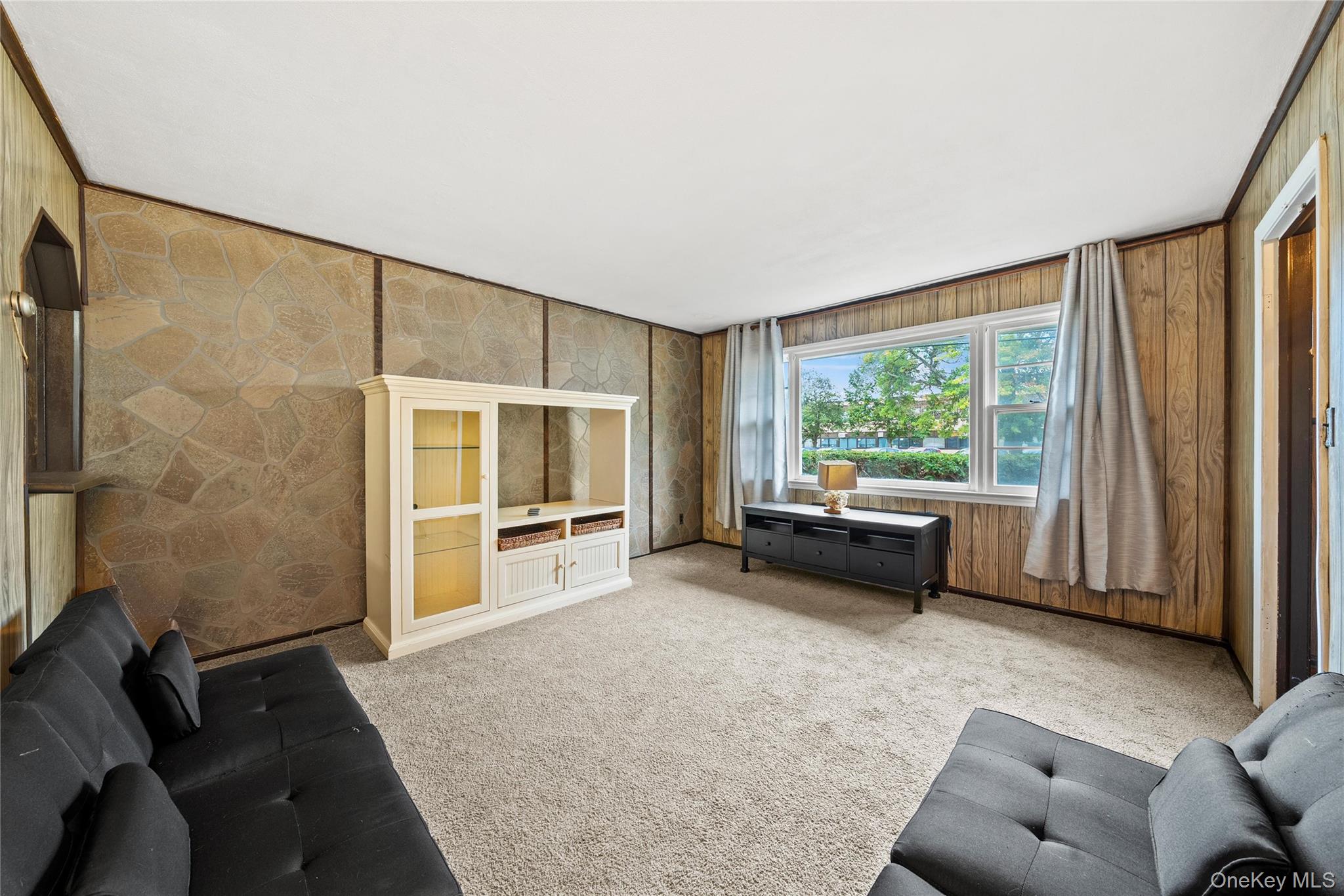 32 Phelps Lane, North Babylon, NY 11703