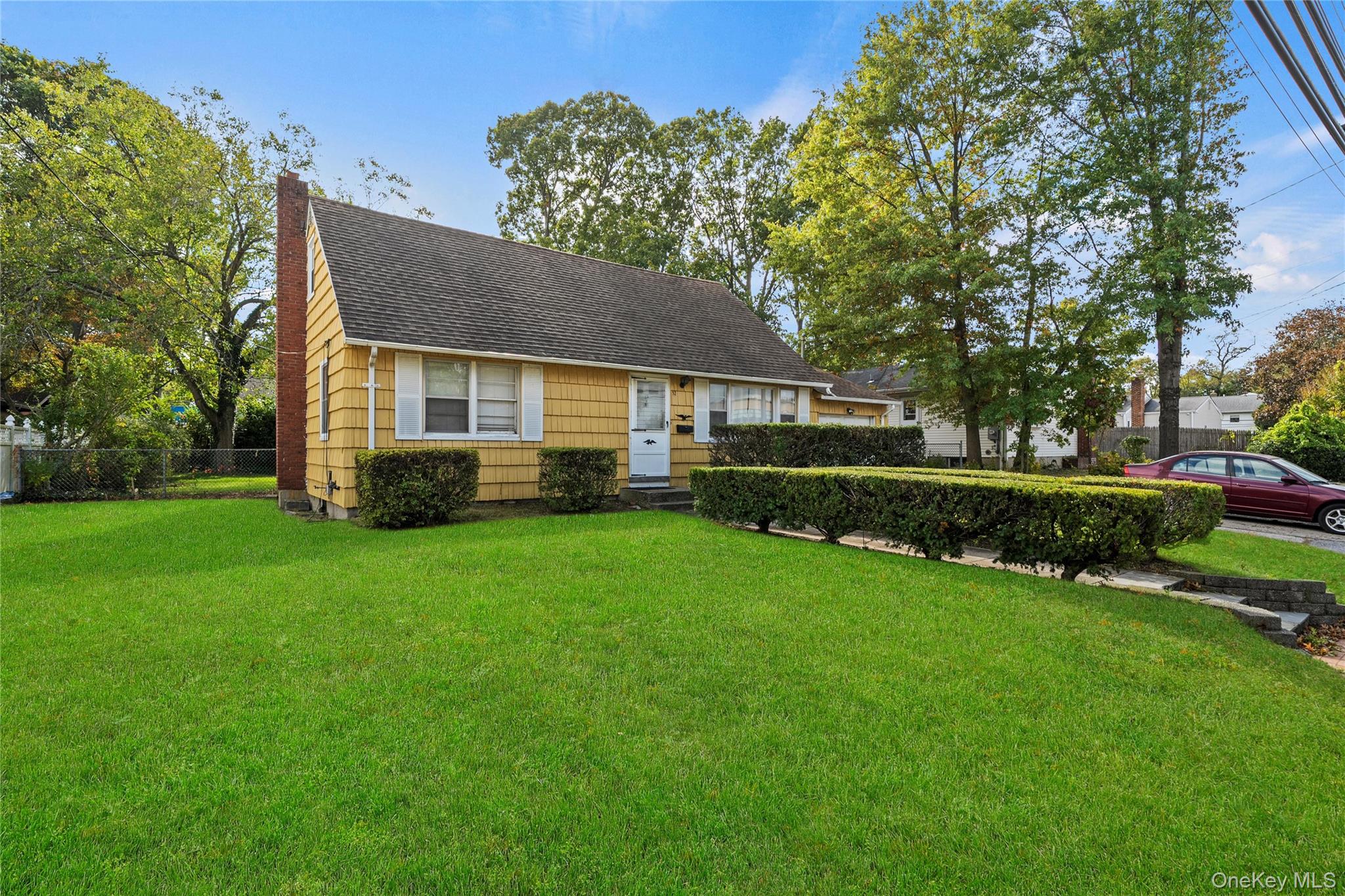 32 Phelps Lane, North Babylon, NY 11703