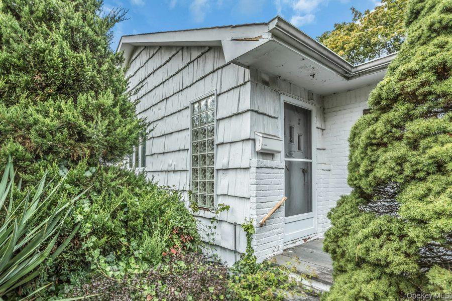 15 Cedar Drive, Roslyn, NY 11576