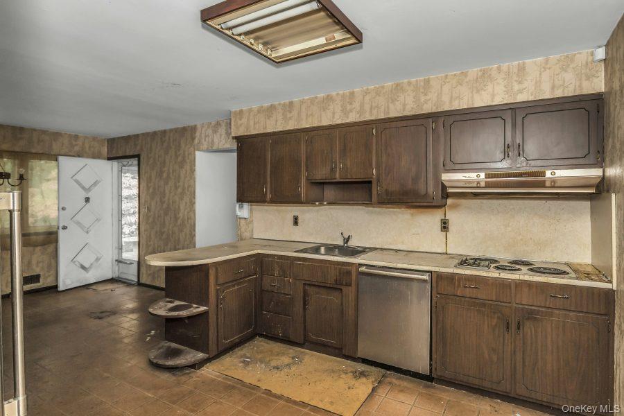 15 Cedar Drive, Roslyn, NY 11576