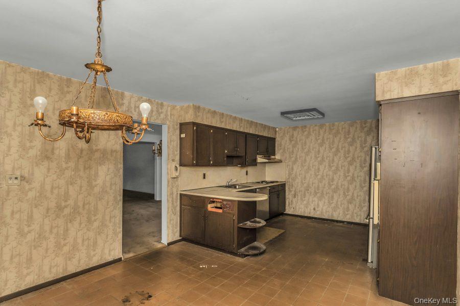 15 Cedar Drive, Roslyn, NY 11576