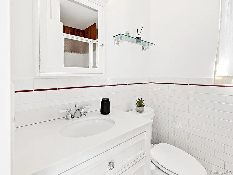 8 School Street, Hampton Bays, NY 11946