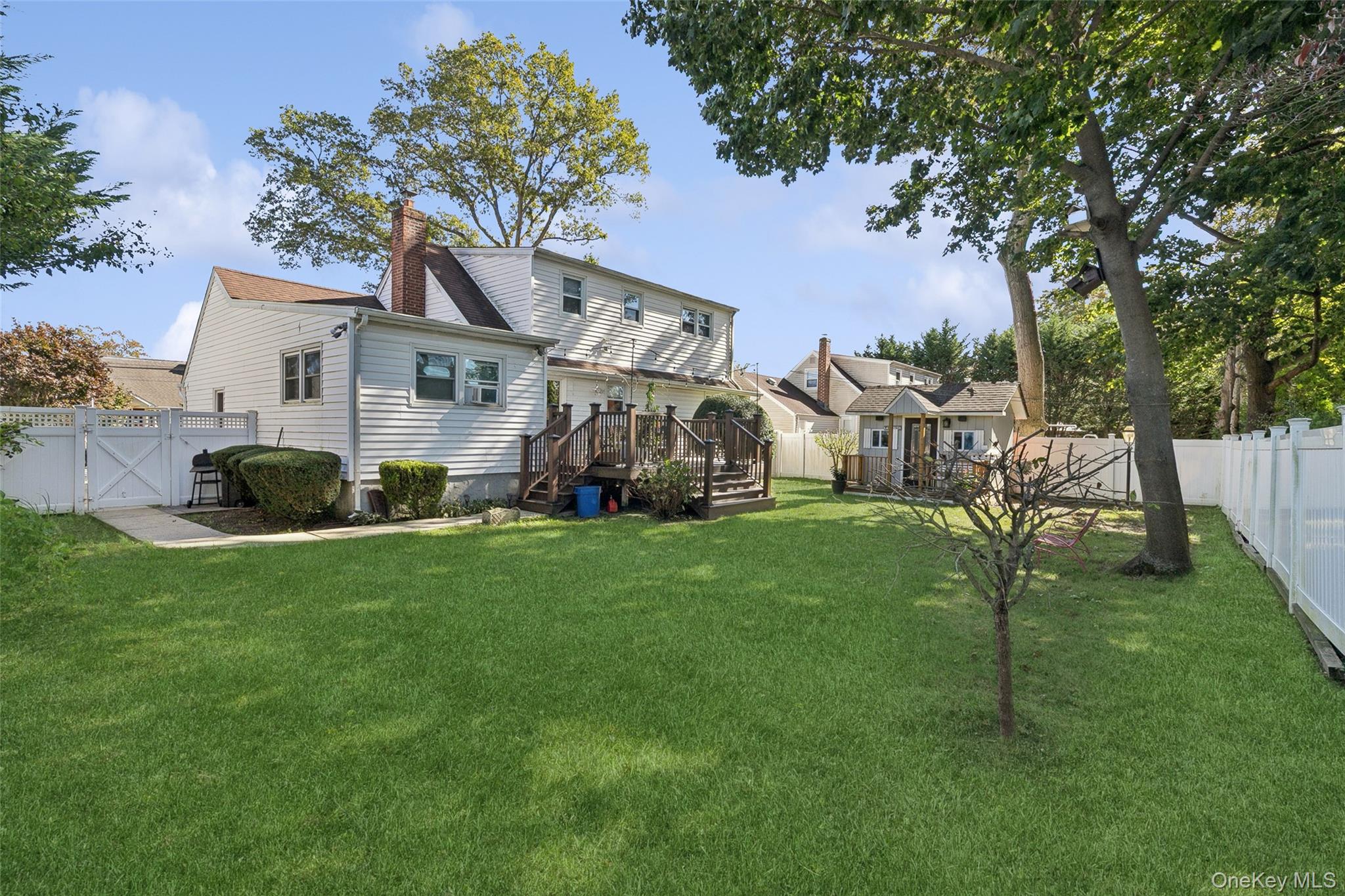 320 W 11th Street, Deer Park, NY 11729