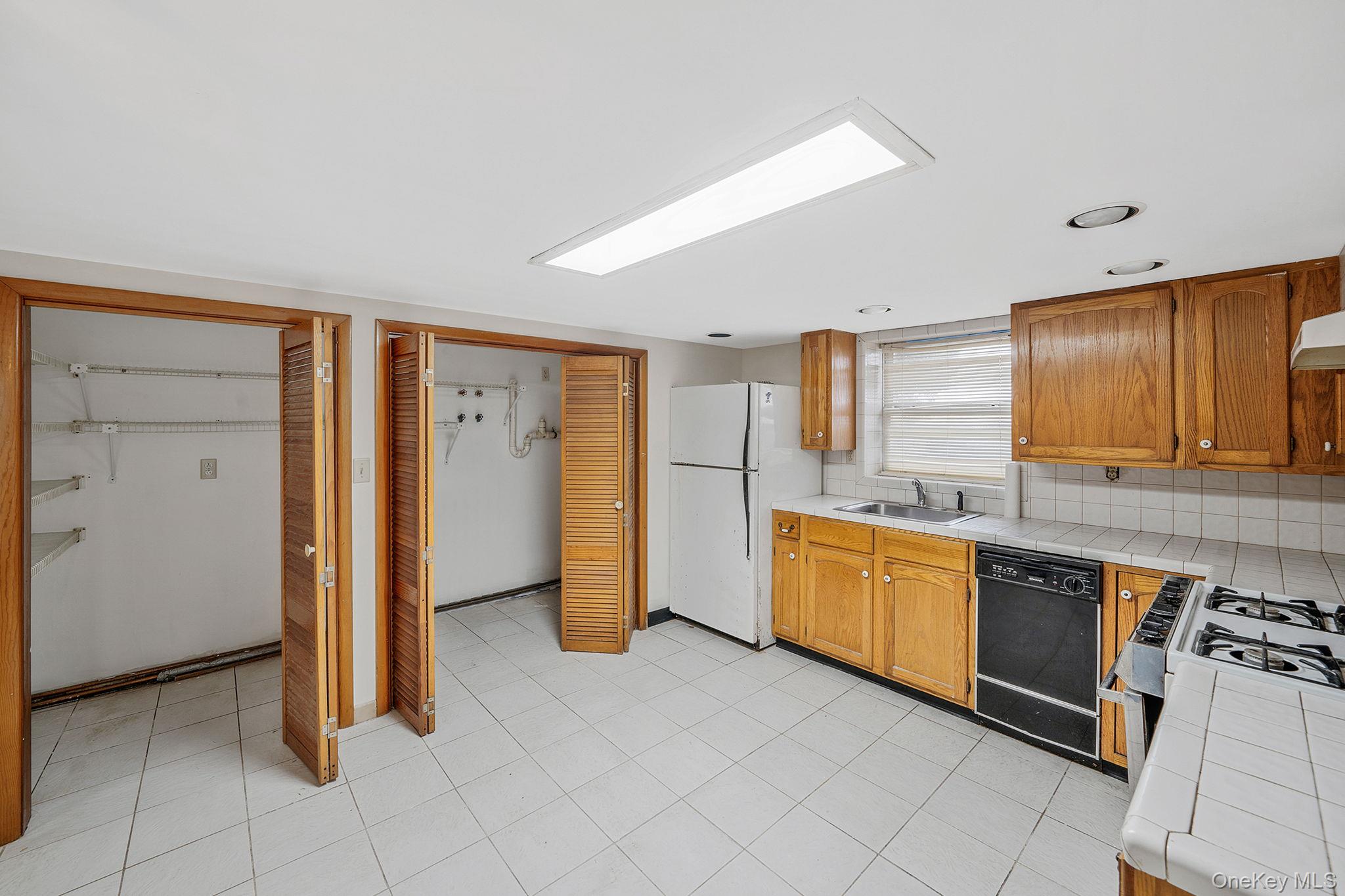 15 Raymond Avenue, Farmingville, NY 11738