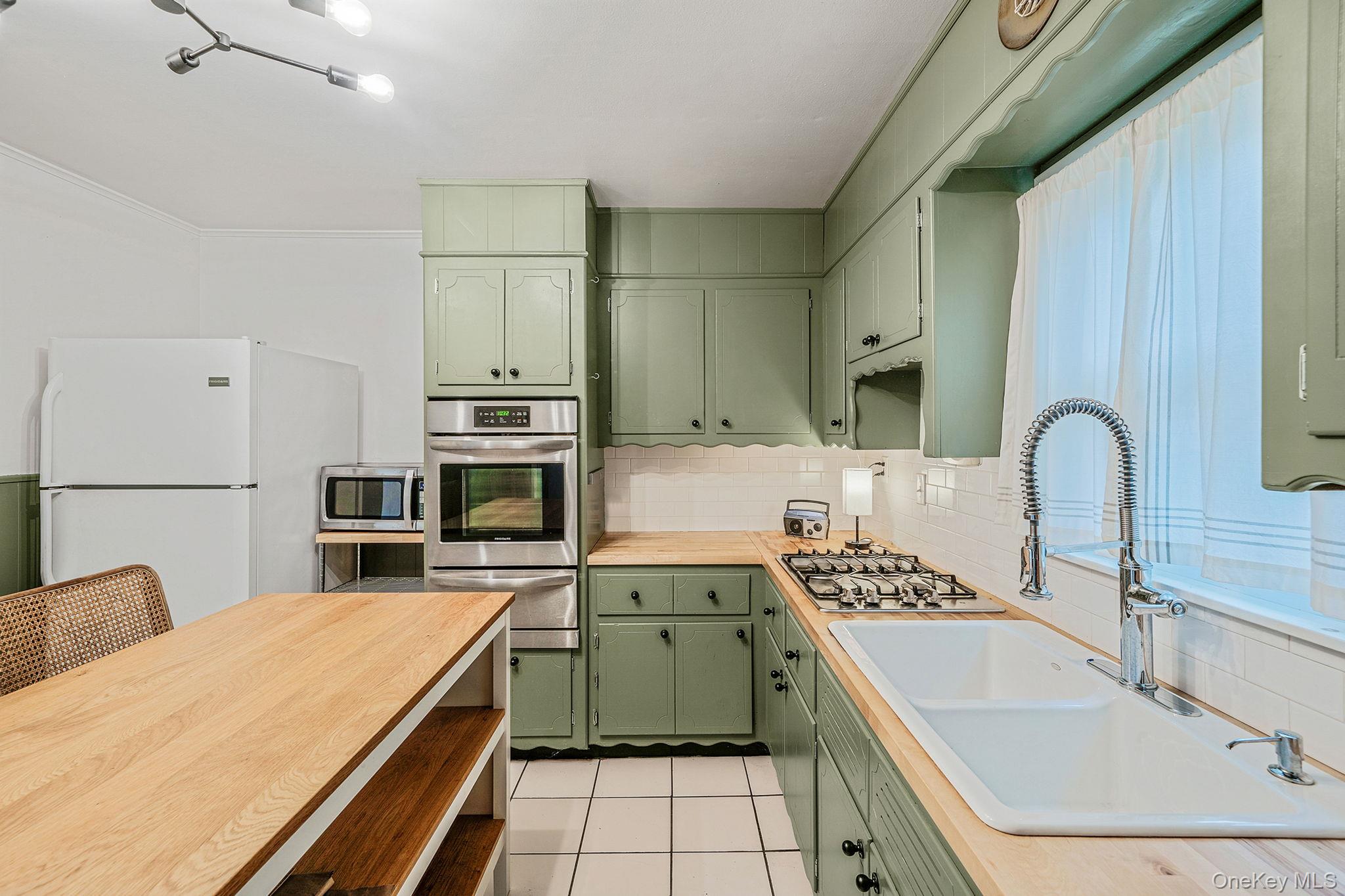 15 Raymond Avenue, Farmingville, NY 11738