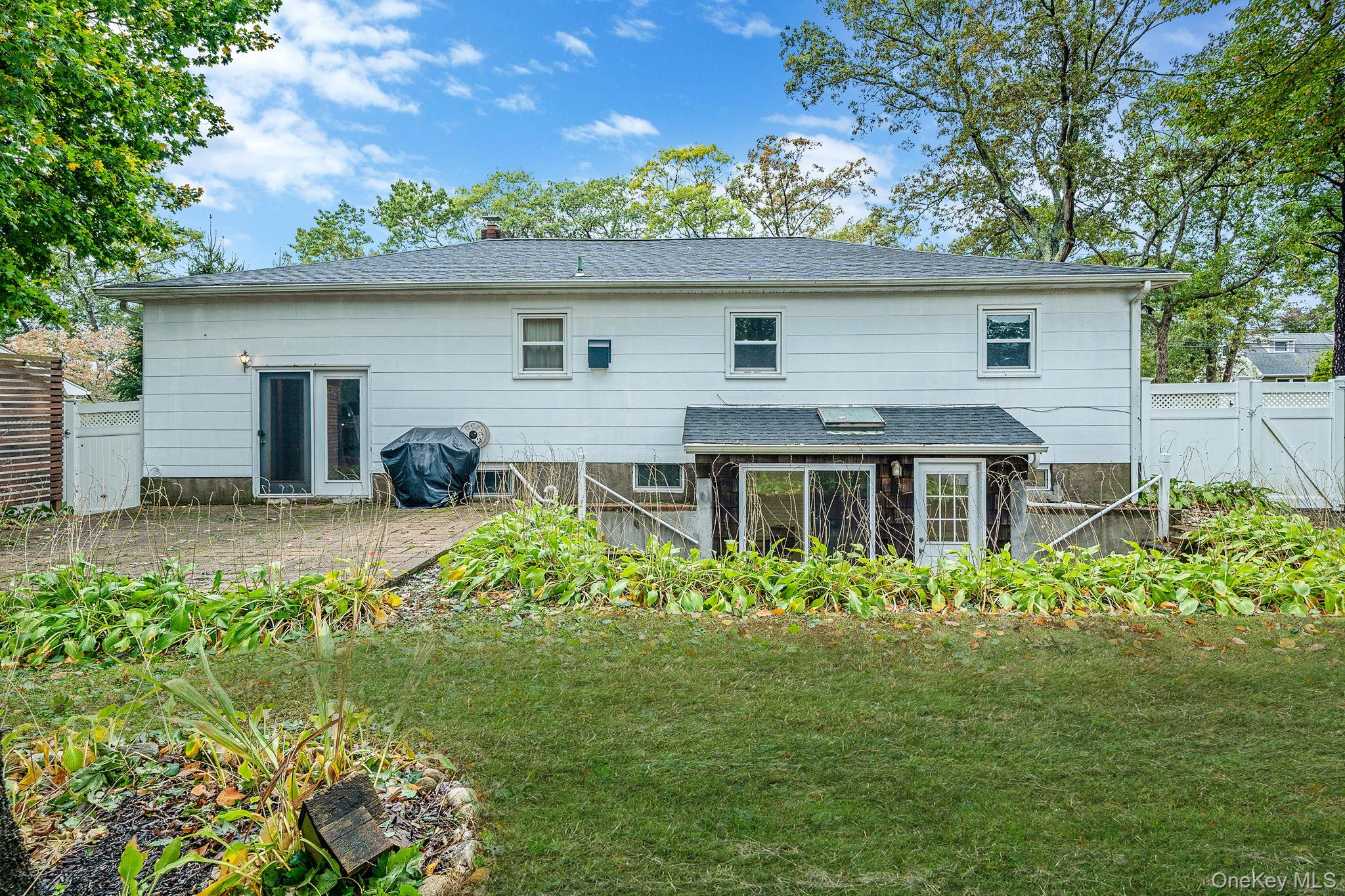 15 Raymond Avenue, Farmingville, NY 11738