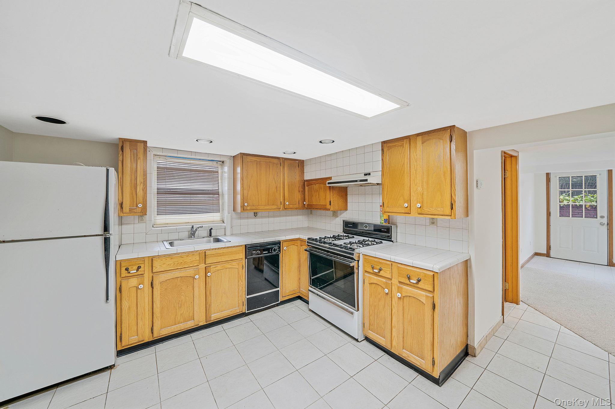 15 Raymond Avenue, Farmingville, NY 11738