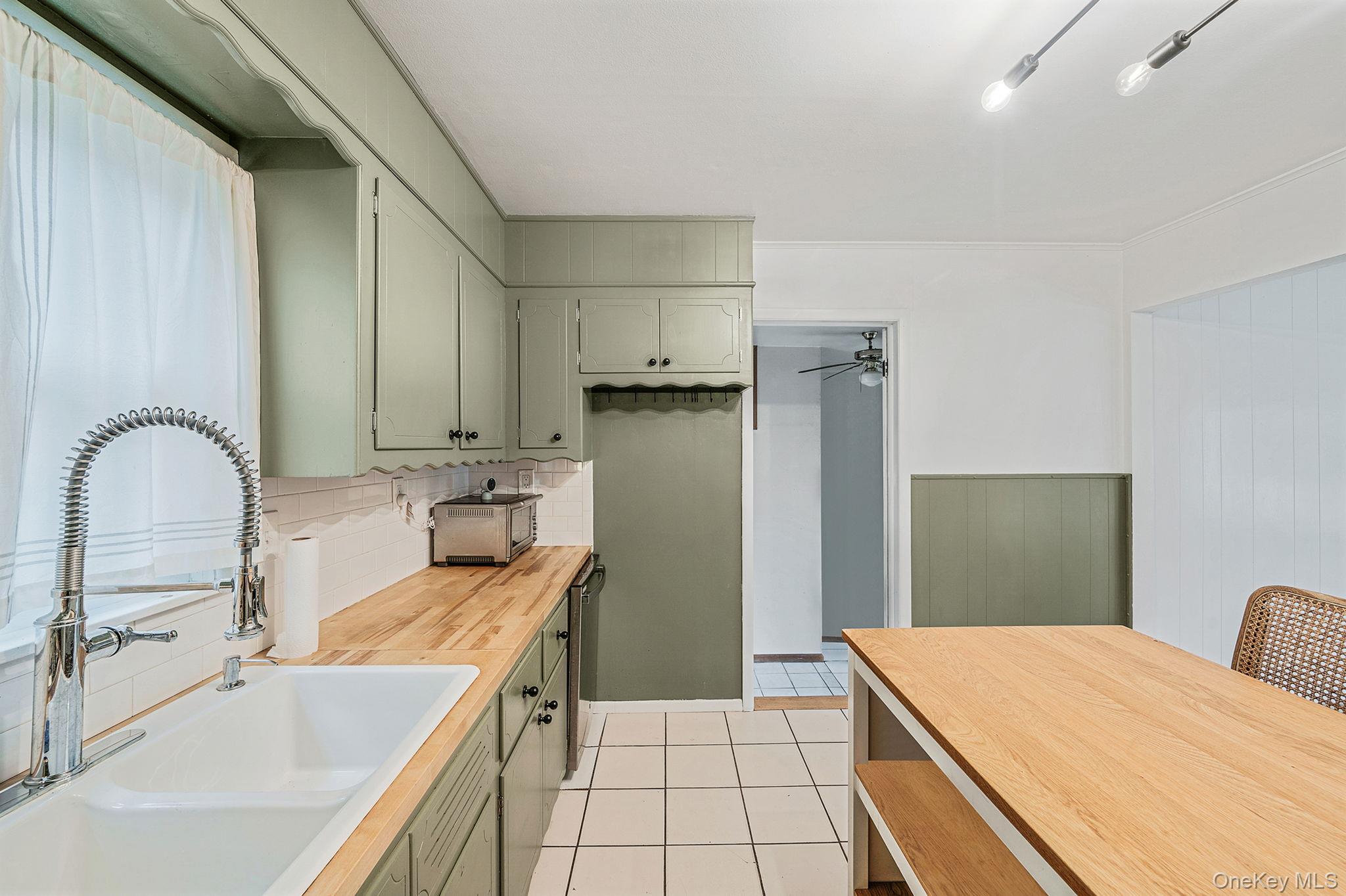 15 Raymond Avenue, Farmingville, NY 11738