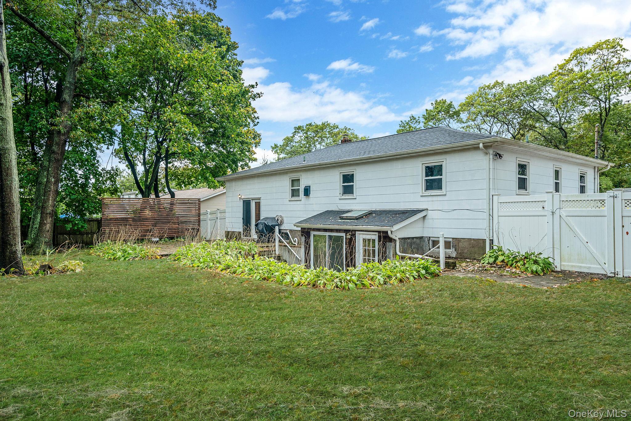 15 Raymond Avenue, Farmingville, NY 11738