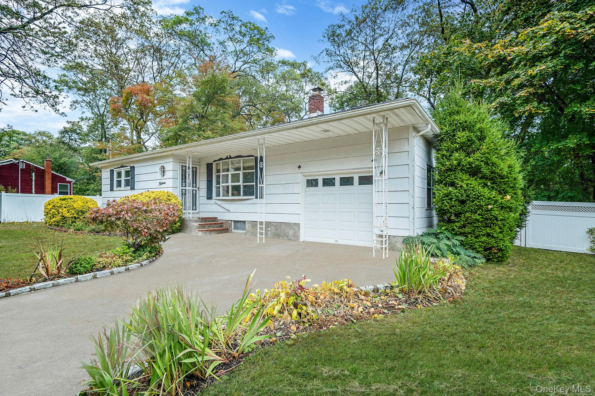 15 Raymond Avenue, Farmingville, NY 11738