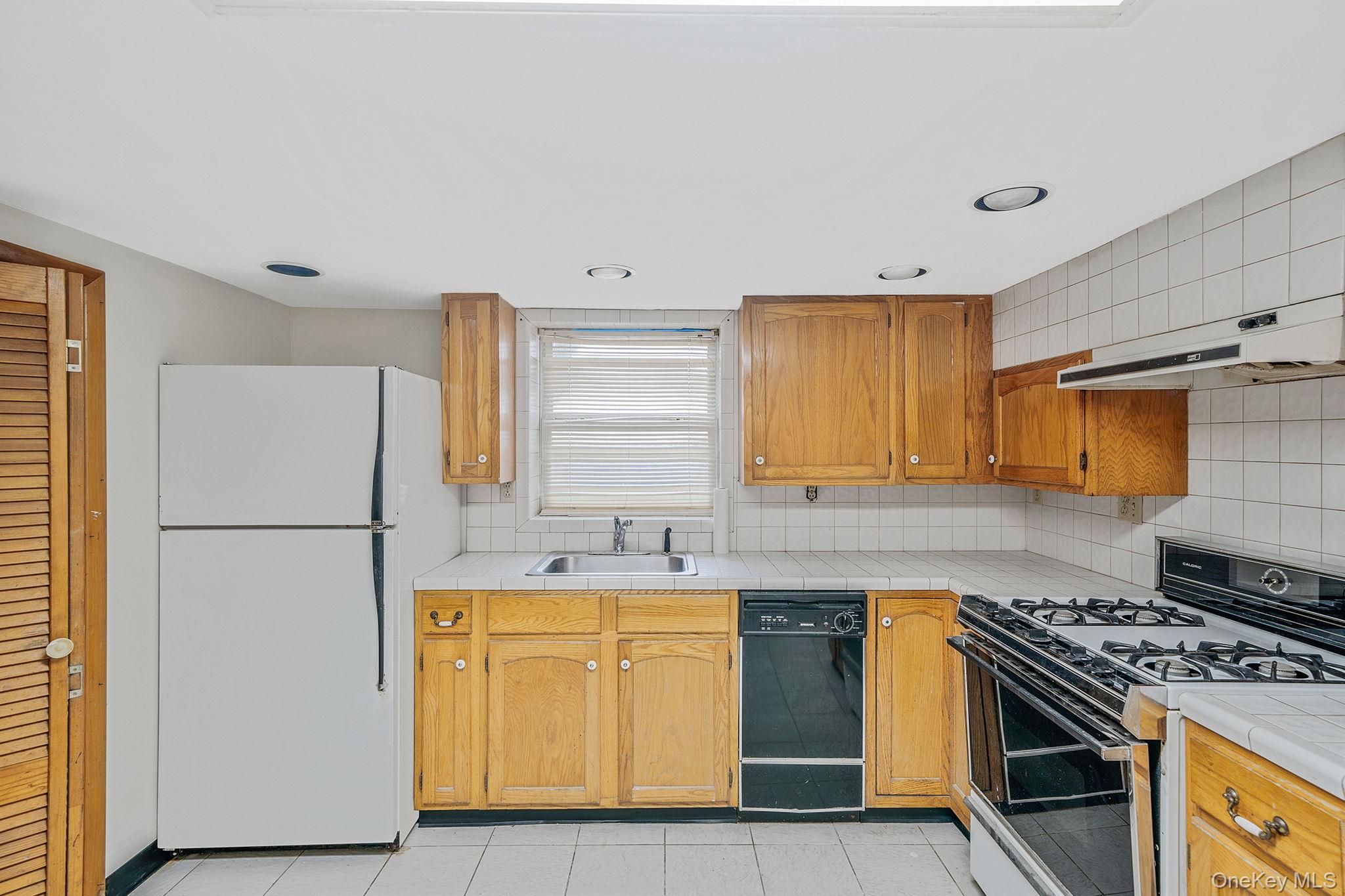 15 Raymond Avenue, Farmingville, NY 11738