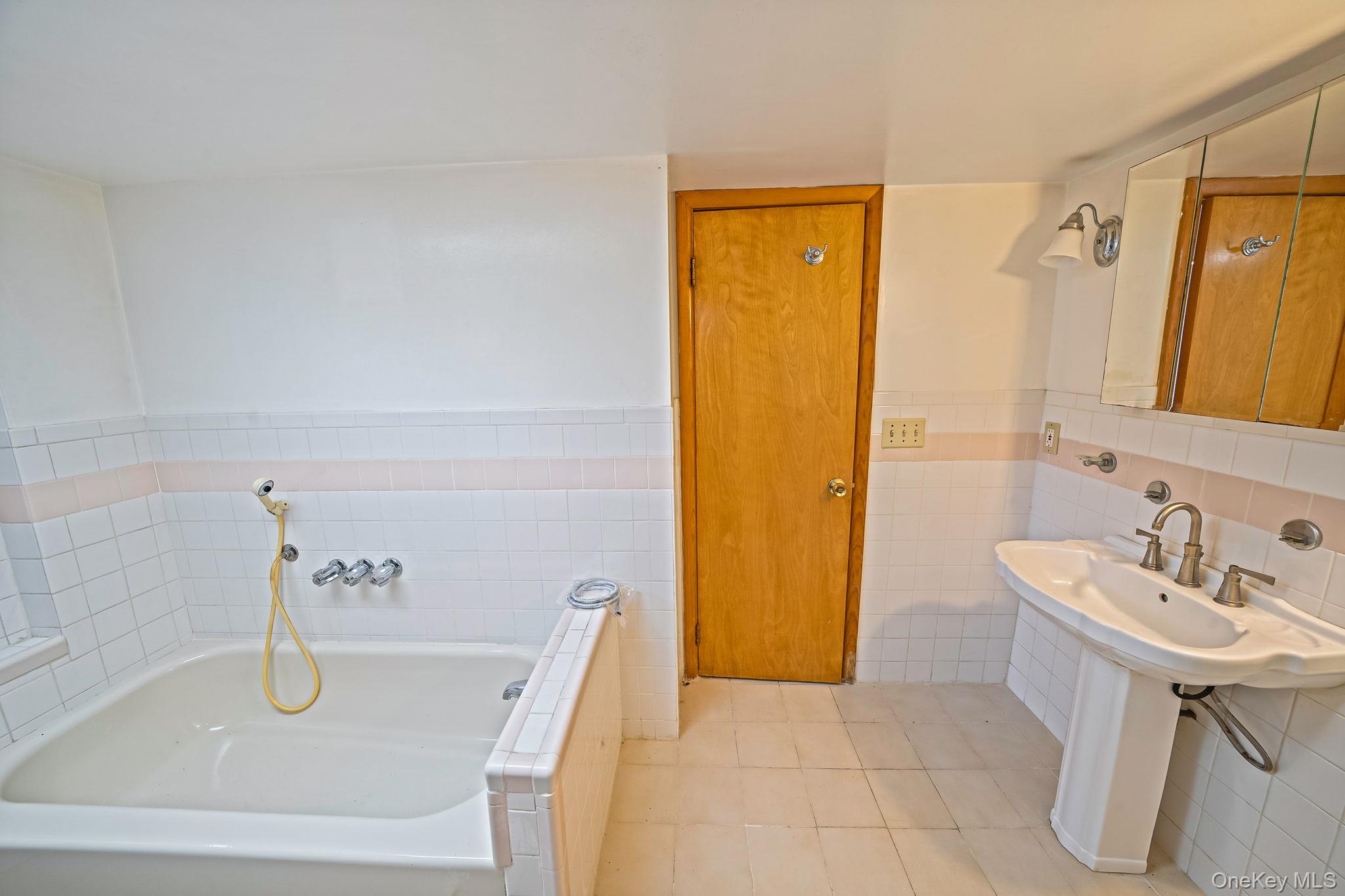 15 Raymond Avenue, Farmingville, NY 11738