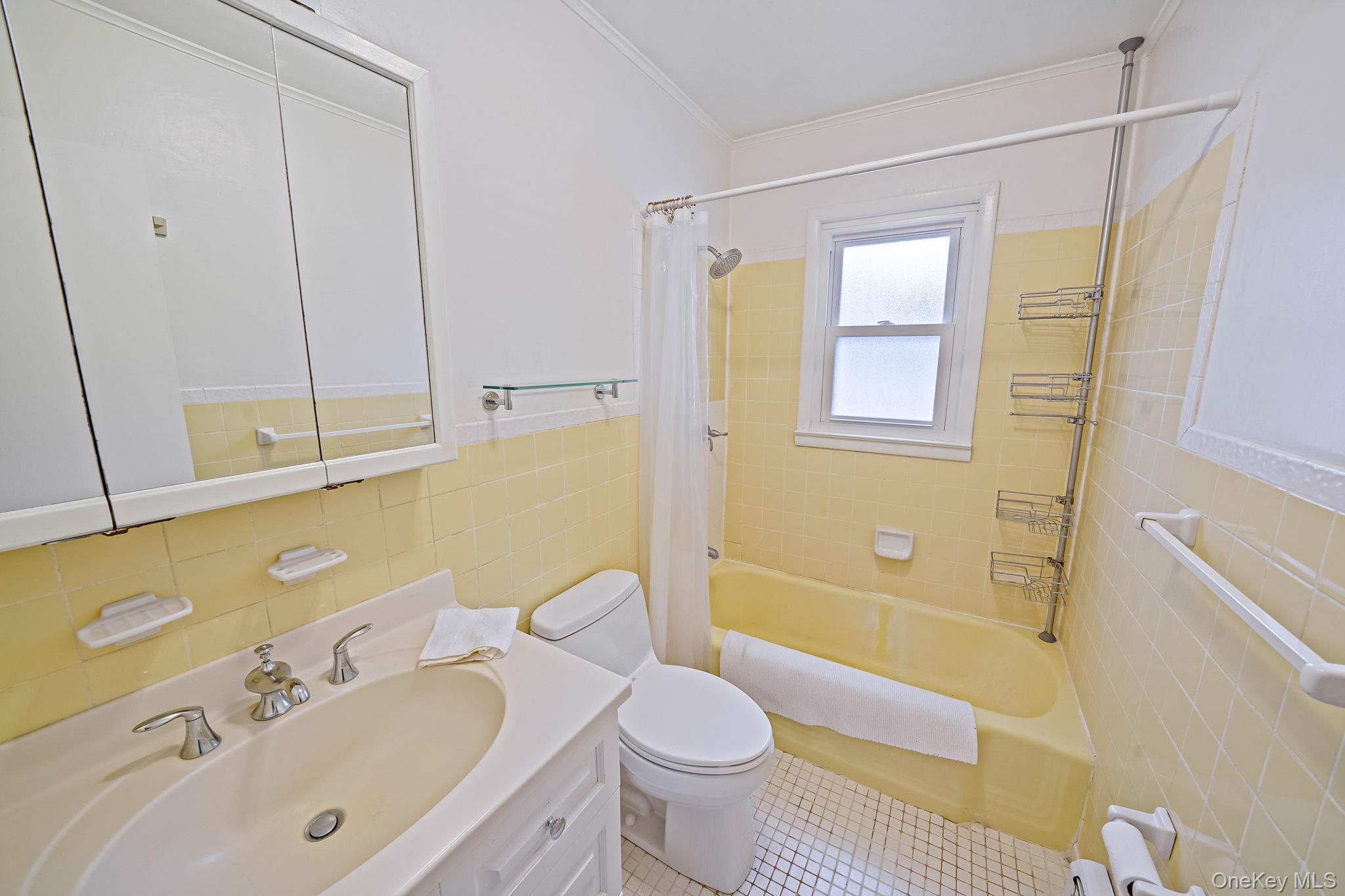 15 Raymond Avenue, Farmingville, NY 11738