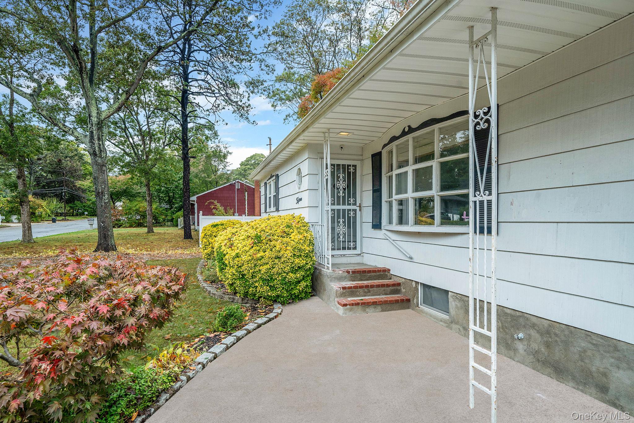 15 Raymond Avenue, Farmingville, NY 11738