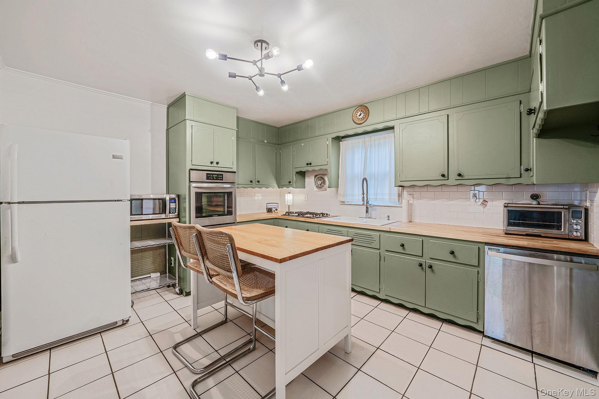 15 Raymond Avenue, Farmingville, NY 11738