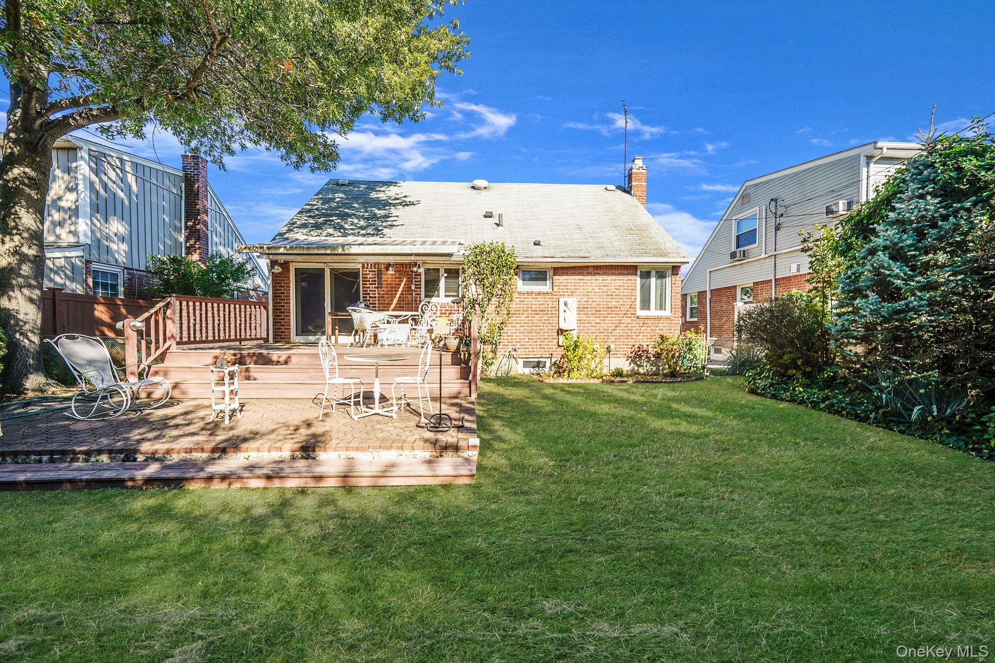 43 Shortridge Drive, Mineola, NY 11501