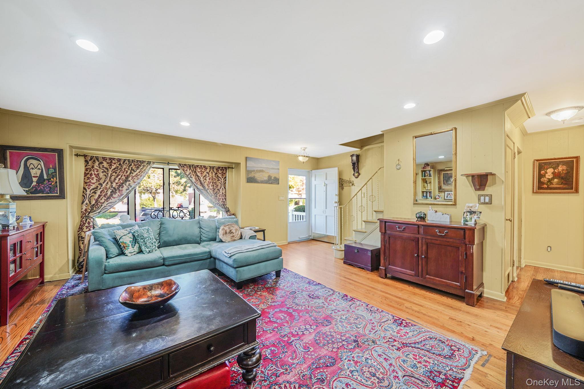 43 Shortridge Drive, Mineola, NY 11501