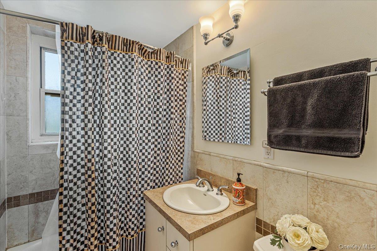 211-10 18th Avenue # 5J, Bayside, NY 11360