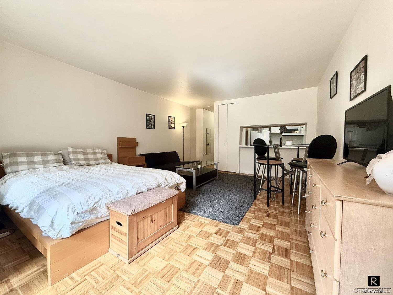 393 West 49th Street # 2-PP, New York (Manhattan), NY 10019