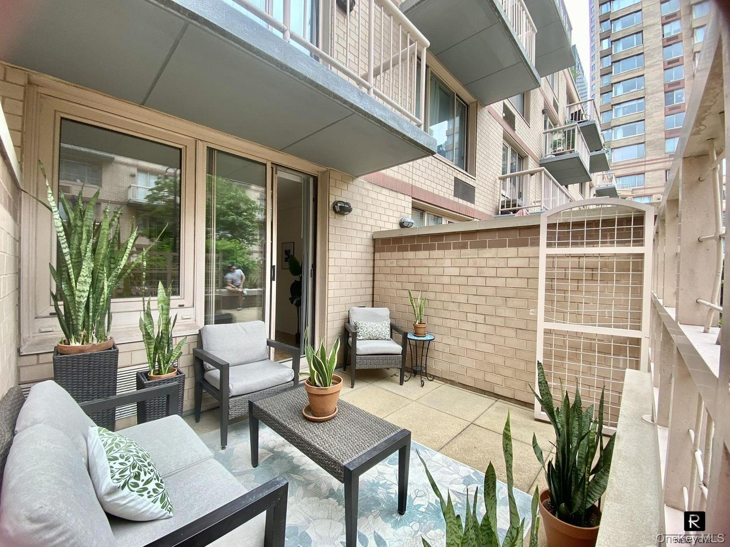 393 West 49th Street # 2-PP, New York (Manhattan), NY 10019