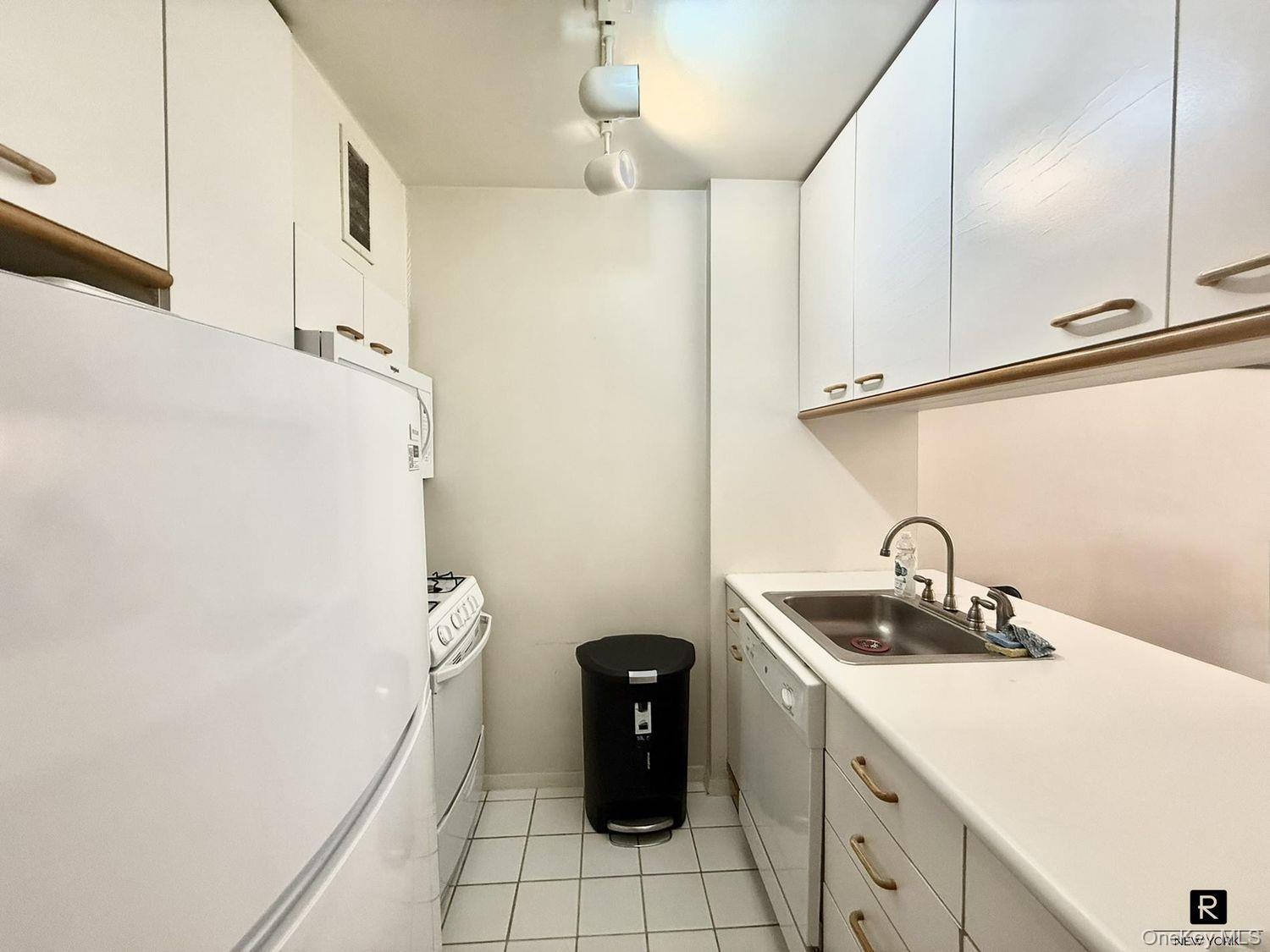 393 West 49th Street # 2-PP, New York (Manhattan), NY 10019