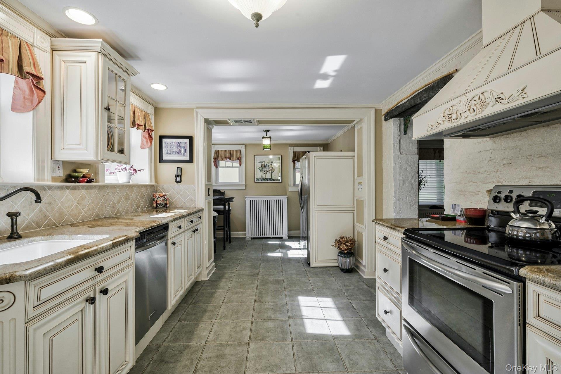 126 Cove Road, Oyster Bay Cove, NY 11771