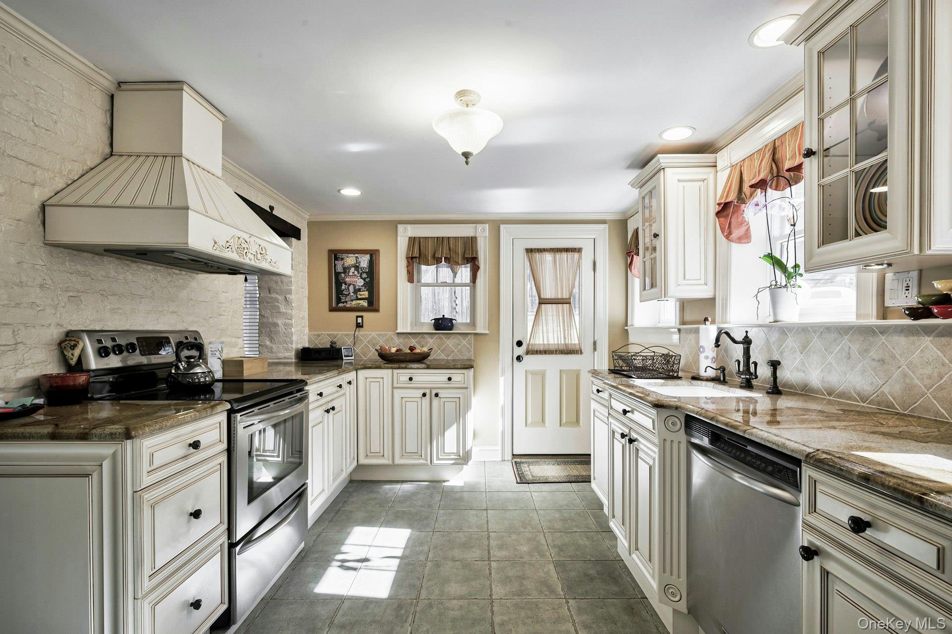 126 Cove Road, Oyster Bay Cove, NY 11771