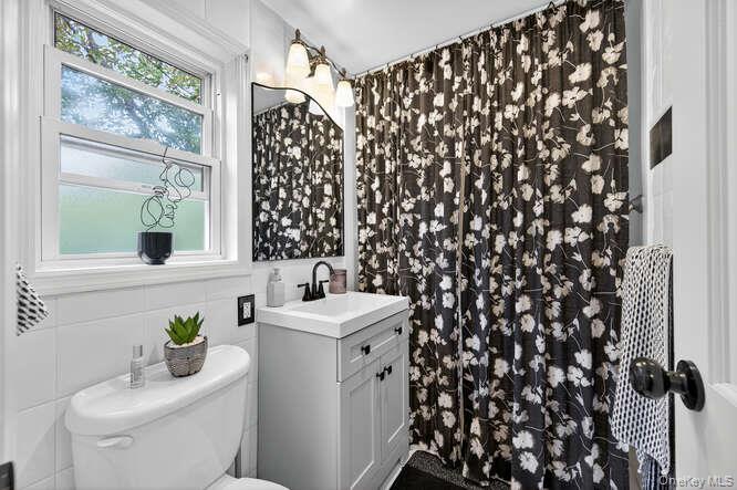 453 Andrews Road, Mineola, NY 11501