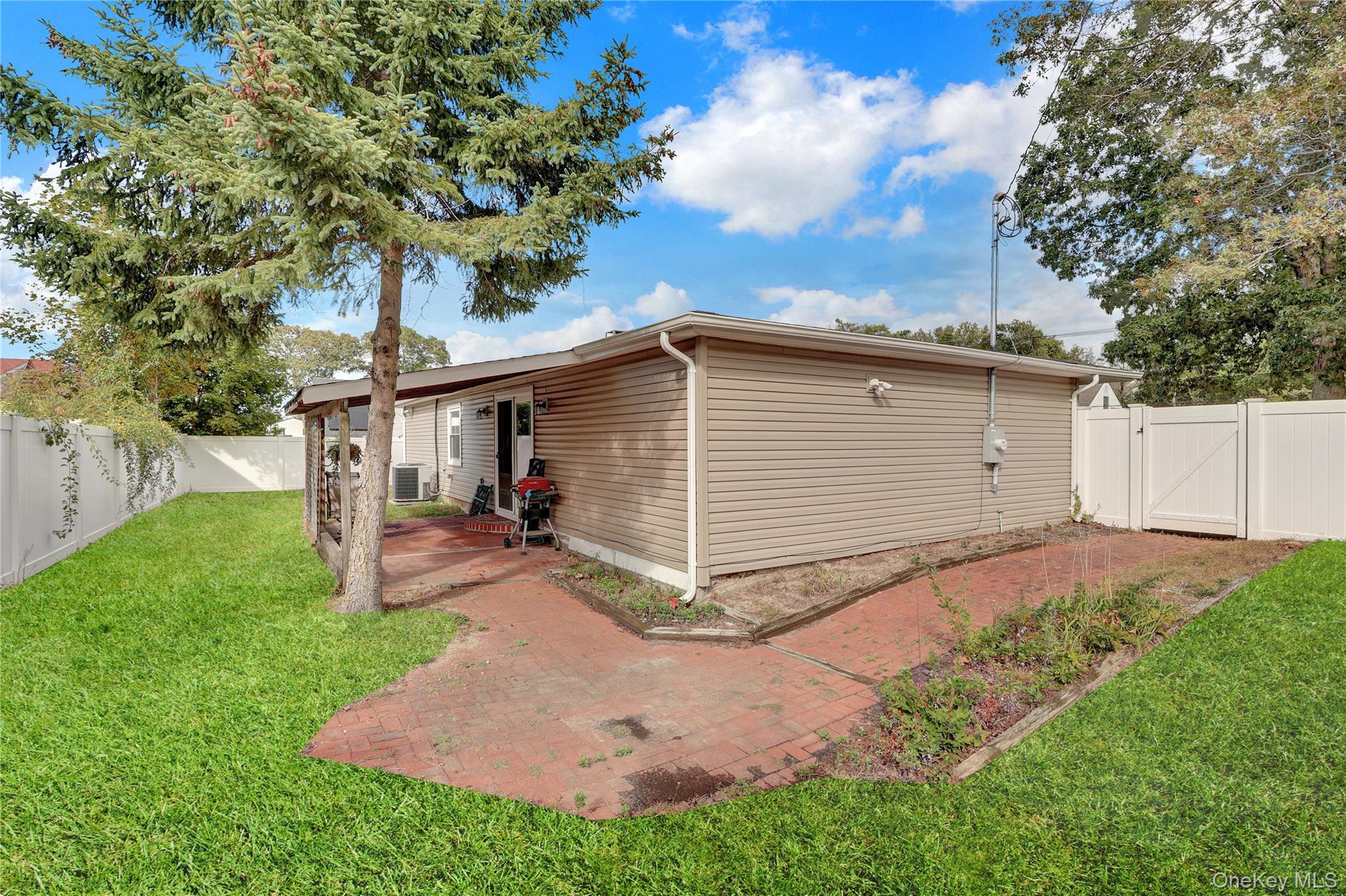 128 S Bicycle Path, Selden, NY 11784