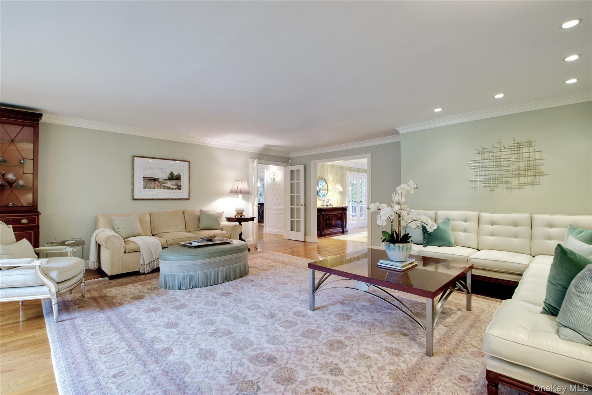 4 Kimson Court, Manhasset, NY 11030