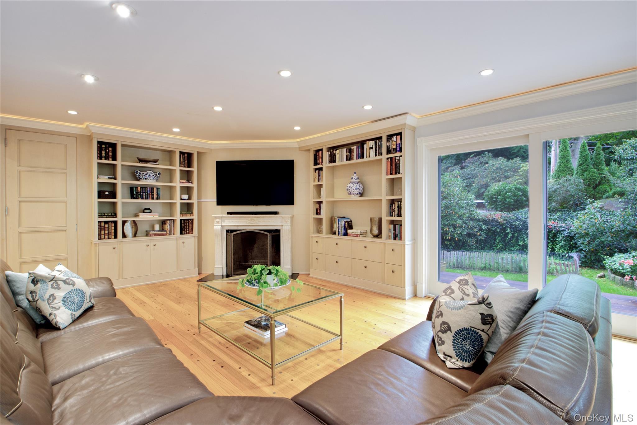 4 Kimson Court, Manhasset, NY 11030