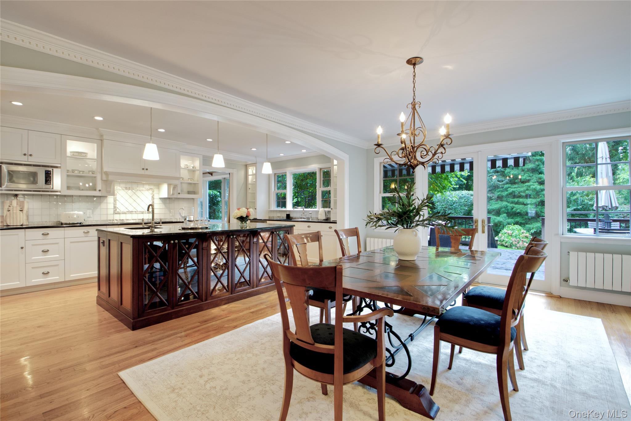 4 Kimson Court, Manhasset, NY 11030