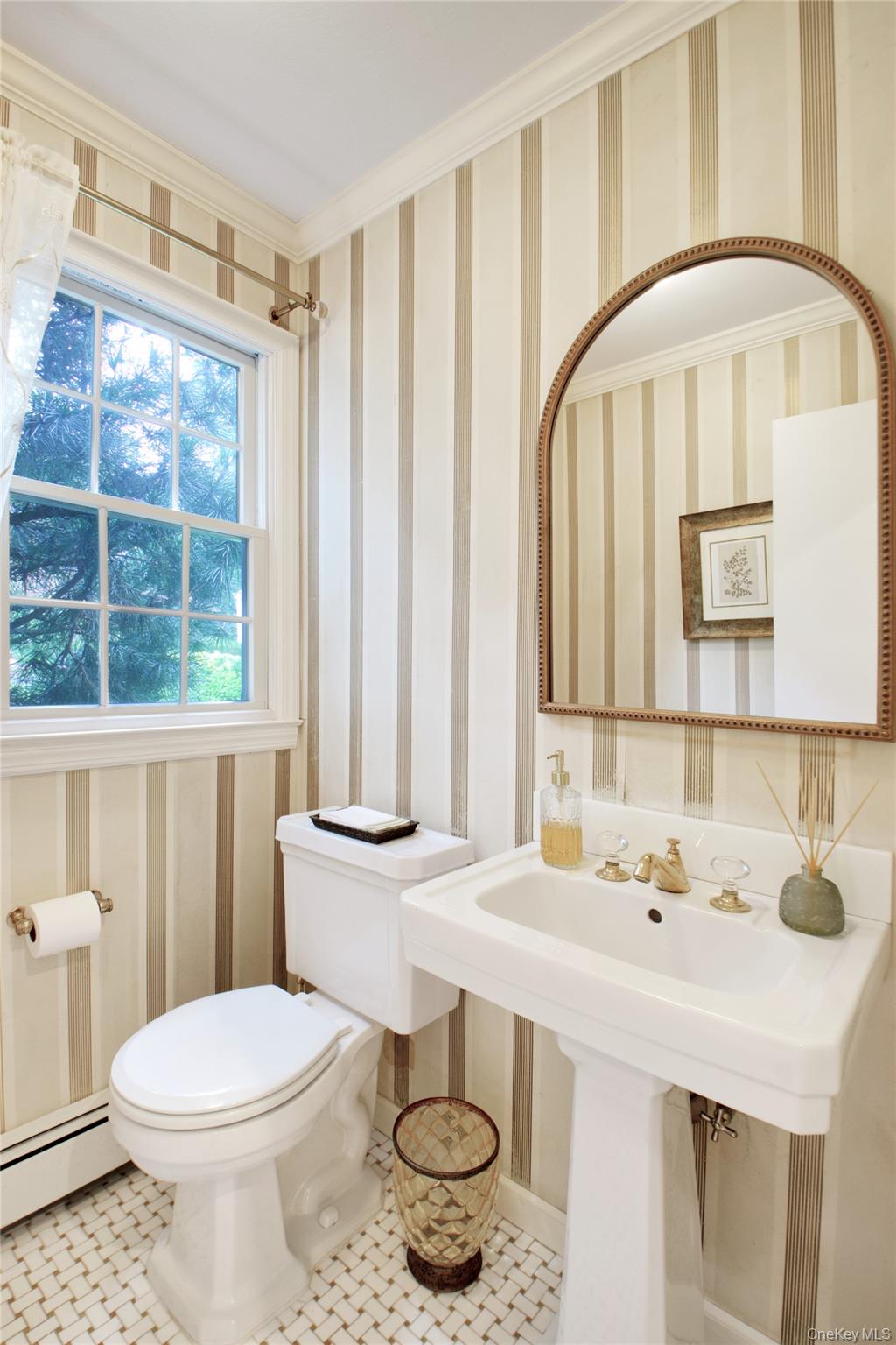 4 Kimson Court, Manhasset, NY 11030