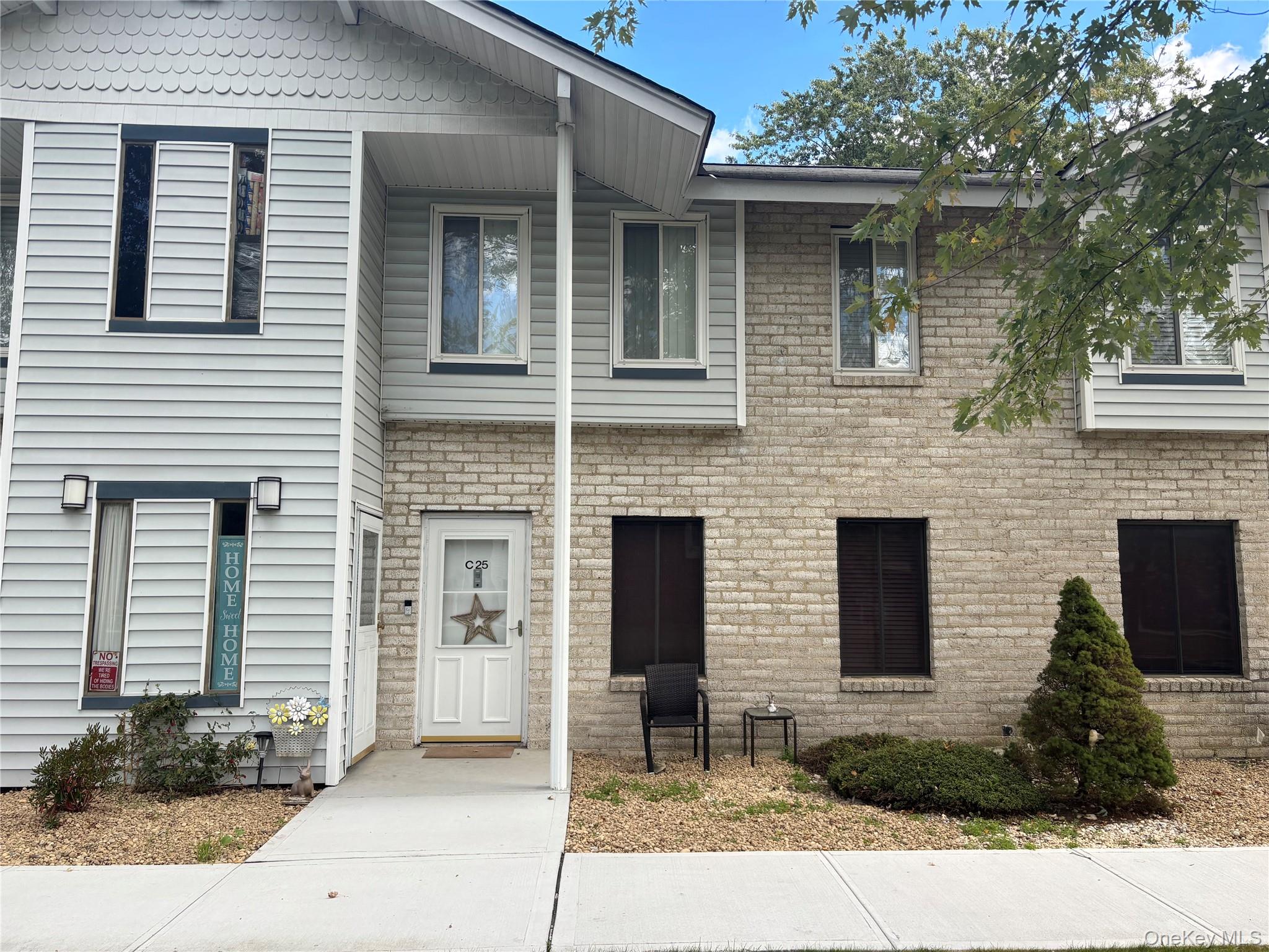 25 Cheyenne Court # 25, Coram, NY 11727