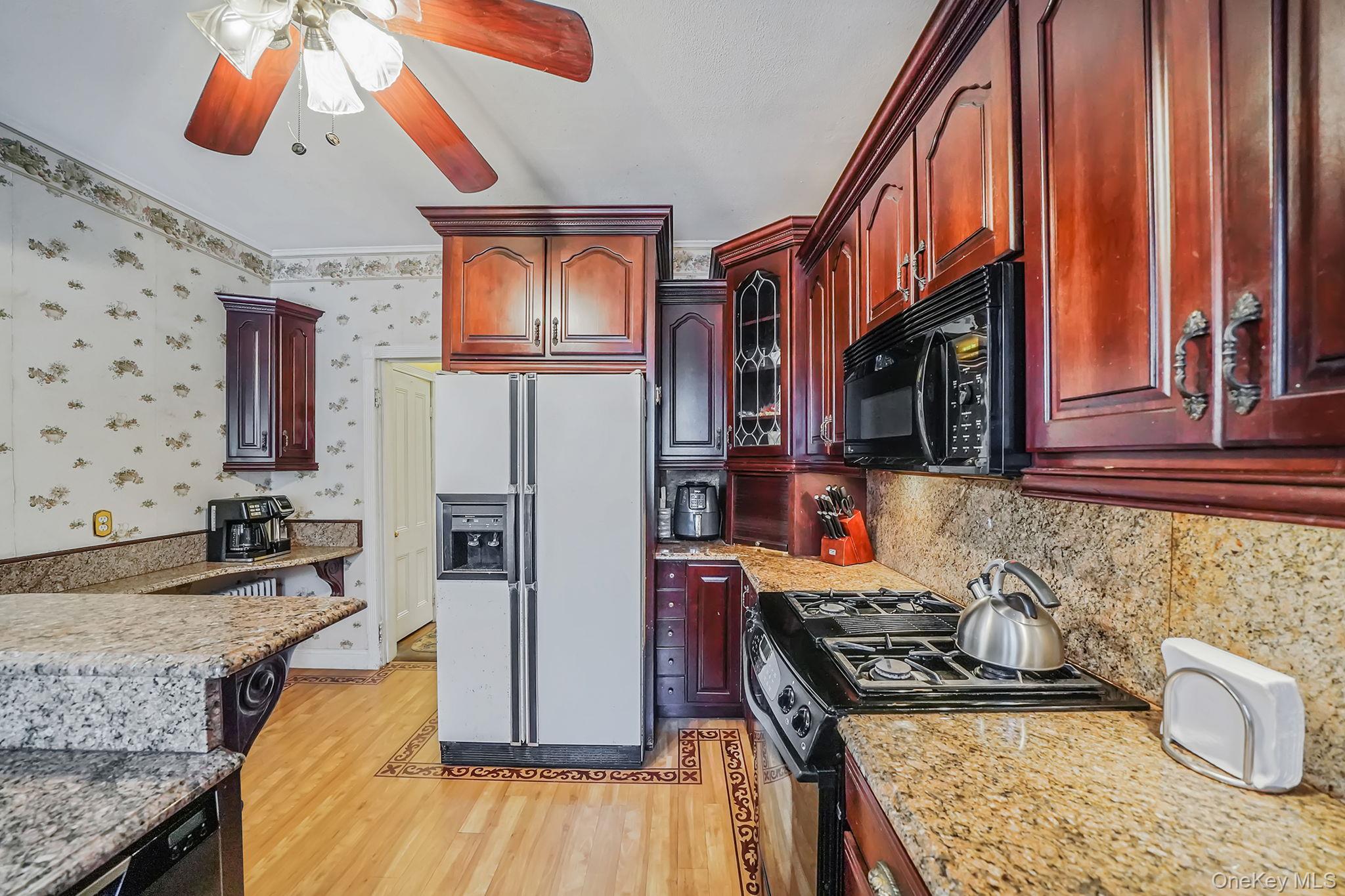 39 Handsome Avenue, Sayville, NY 11782