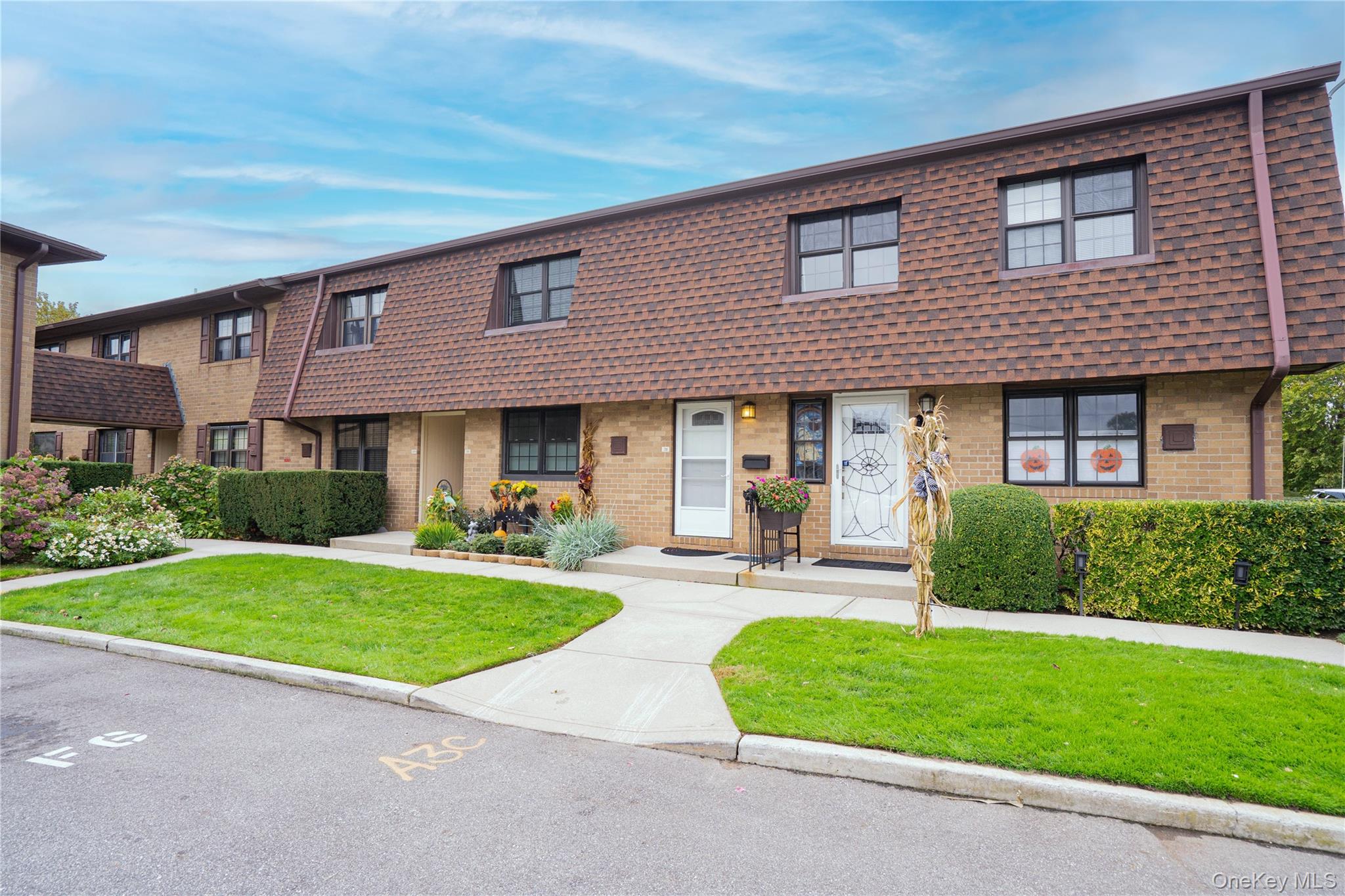 211 Mariners Way, Copiague, NY 11726