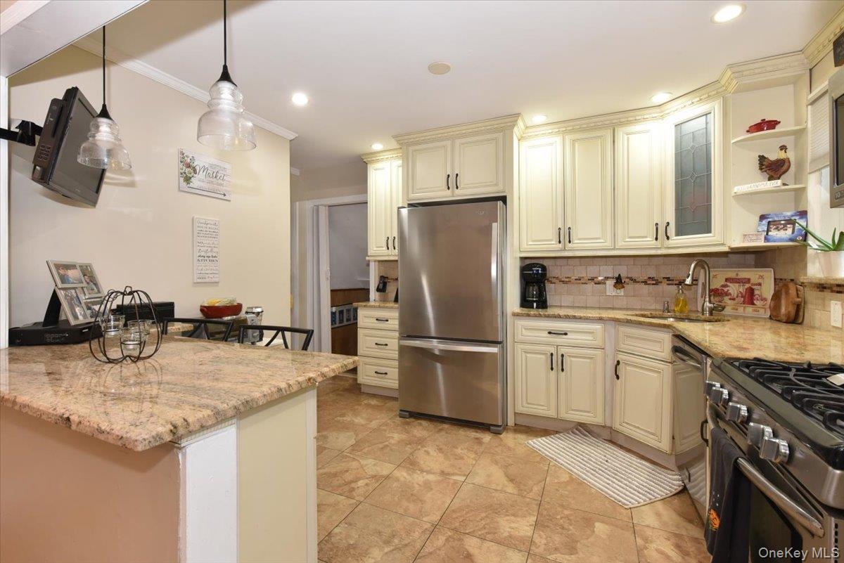 33 Ford Drive S, Massapequa, NY 11758