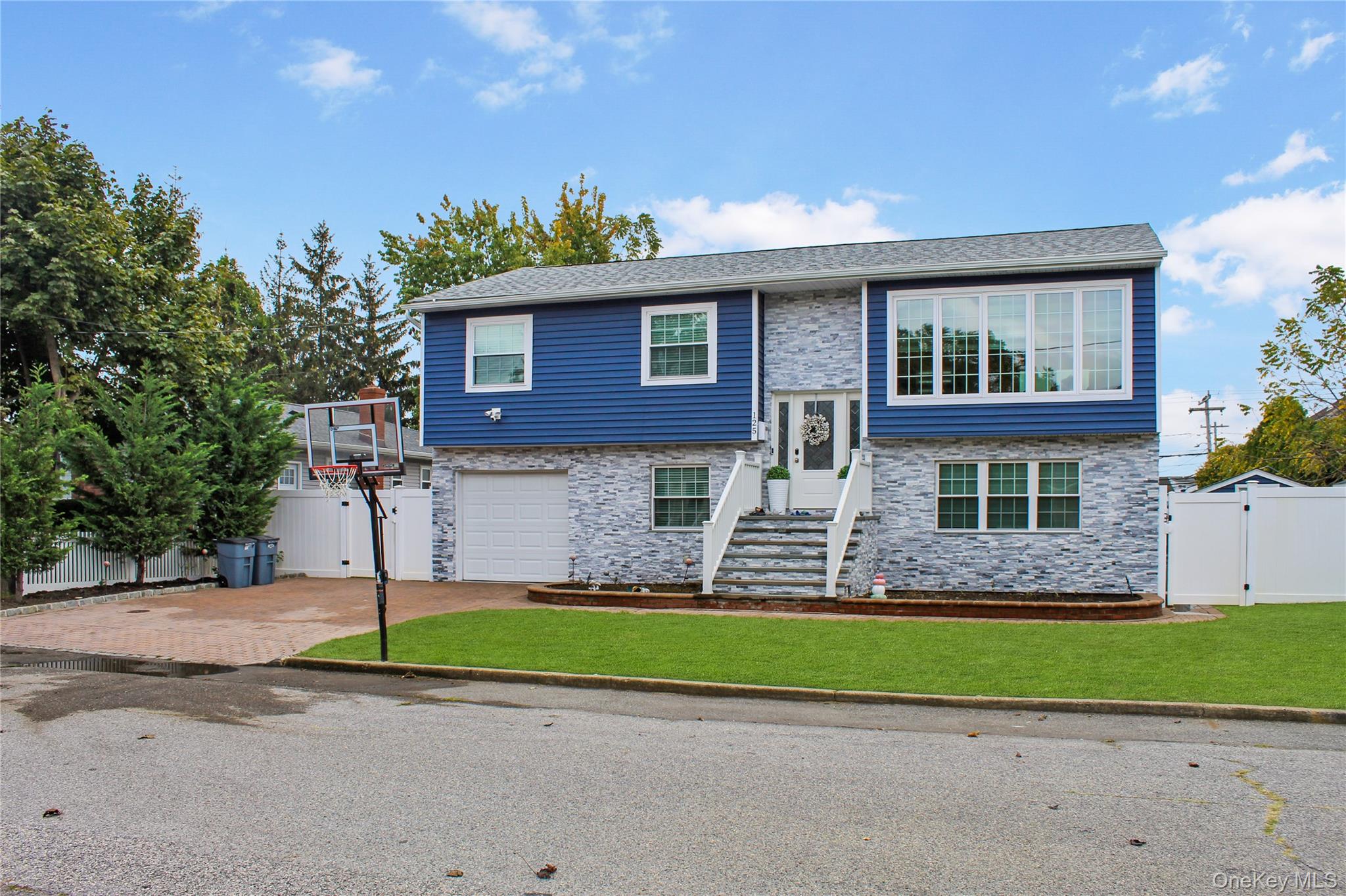 125 Spruce Street, Lindenhurst, NY 11757