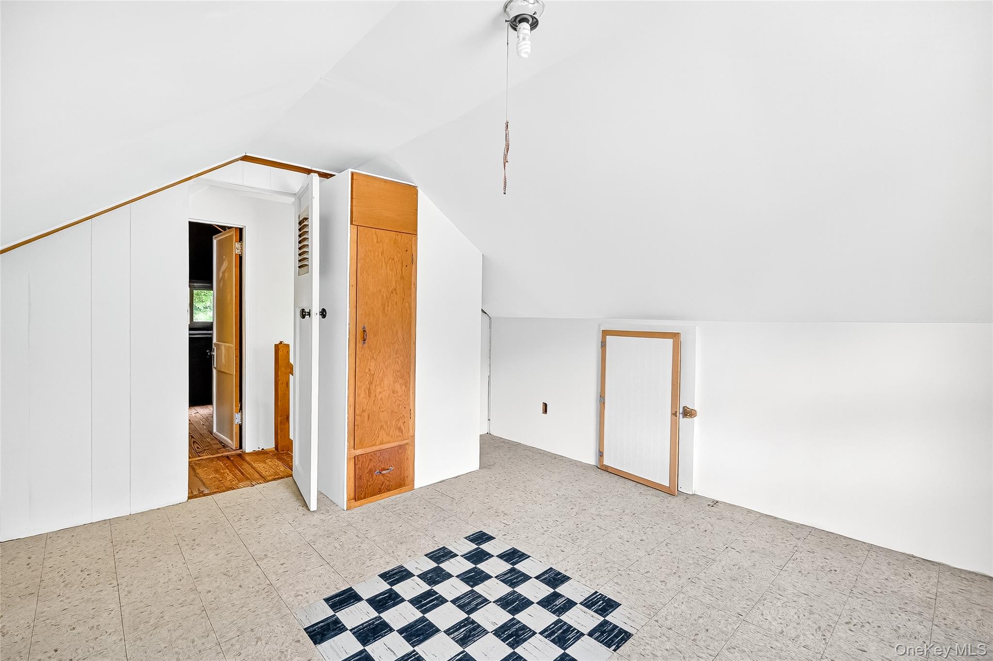 18 Oakwood Road, Bardonia, NY 10954