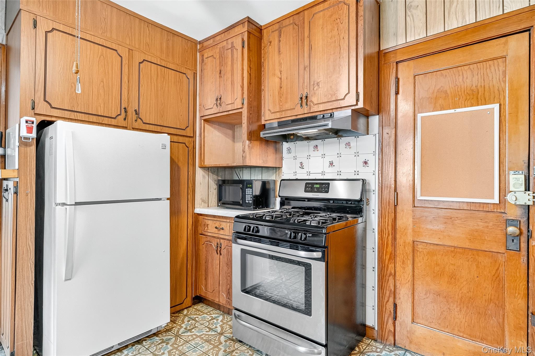 18 Oakwood Road, Bardonia, NY 10954